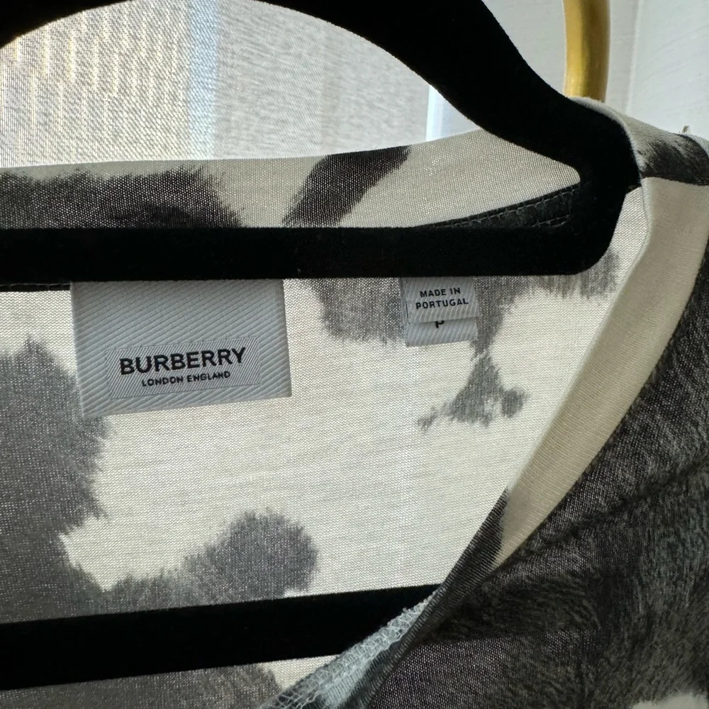 Burberry LOGO DETAIL COW PRINT COTTON OVERSIZED T-SHIRT IN BLACK - Picture 4 of 10